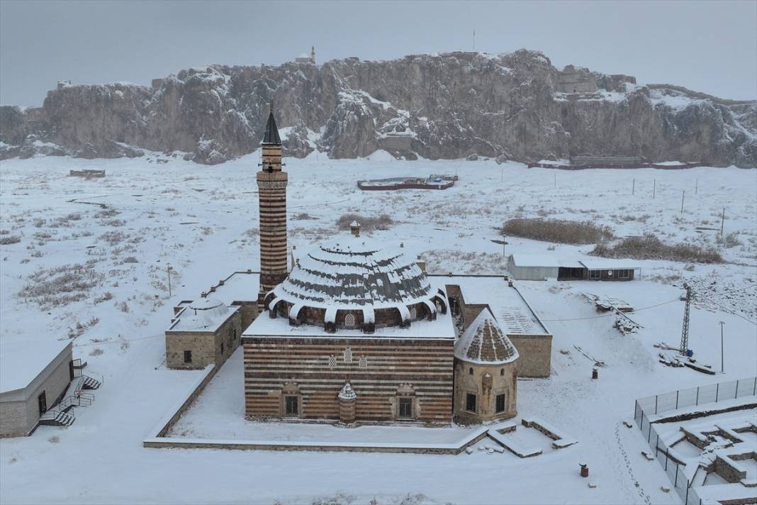Tarihi yapılar karla kaplandı 15